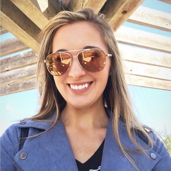 Meet your Posher, Ally 💫 - Picture 2 of 2